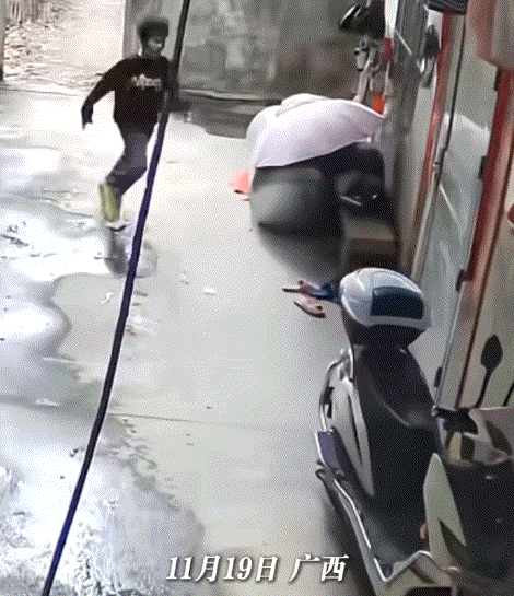 倒反天罡了！广西，一小男孩和几名同学之间闹矛盾，男孩跑回家中躲避，不料几名同学也