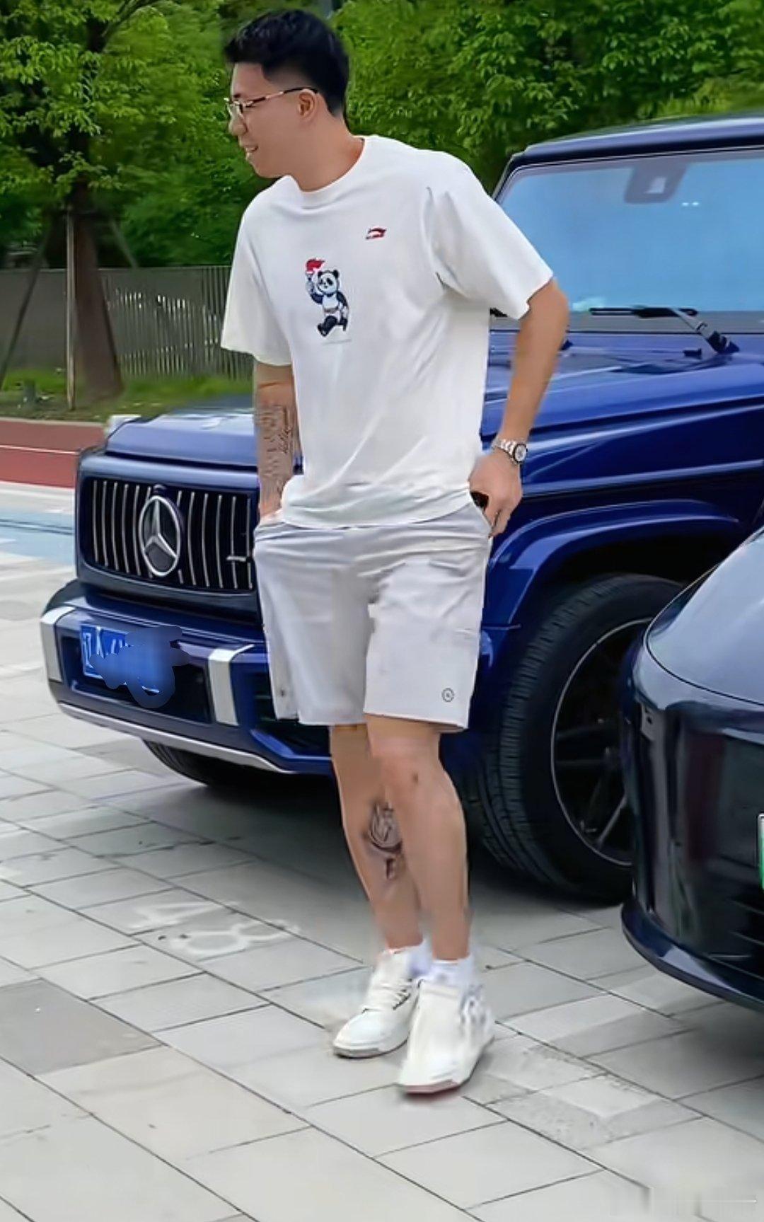现在才发现张镇麟的爱车大G是蓝色的，符合对于上海蓝皮印象，应该情投意合 ​
