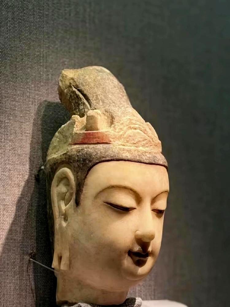 把王菲的“括号眉”和“洗衣球耳环”当笑话的，恐怕都站得太低了。56岁，唱了