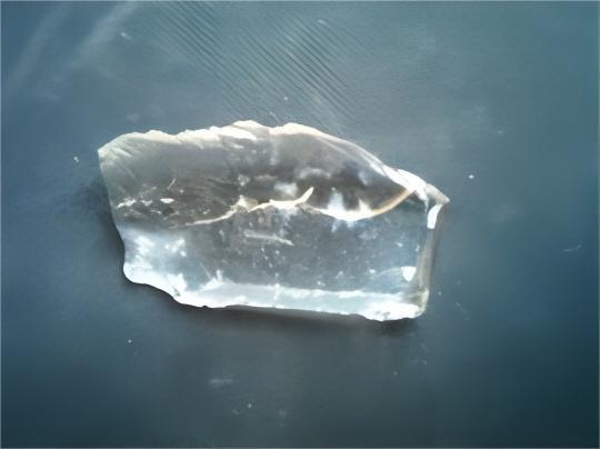 1930年，新疆牧民们放牧时，偶然发现一些闪闪发亮的石头。万万没想到，这些石头竟