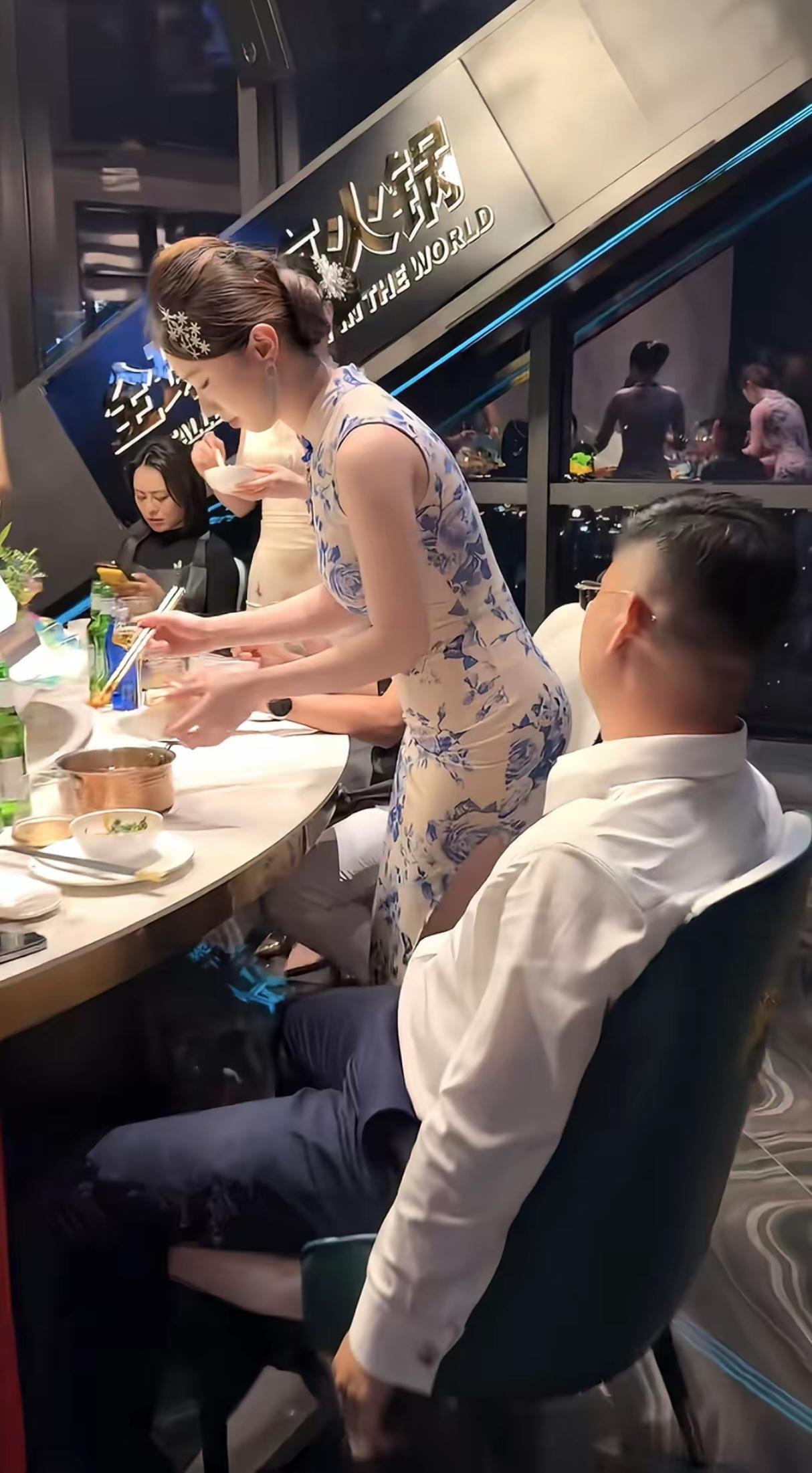 服务员正在给客人倒饮料。