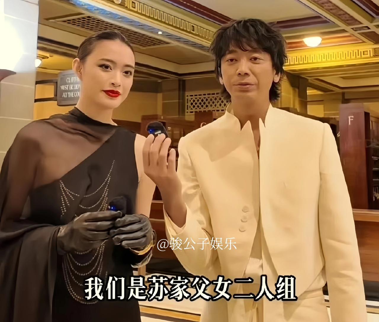 苏见信的女儿小丸子近日亮相伦敦时装周，身形高挑引人注目。苏见信身高一米九，而小丸