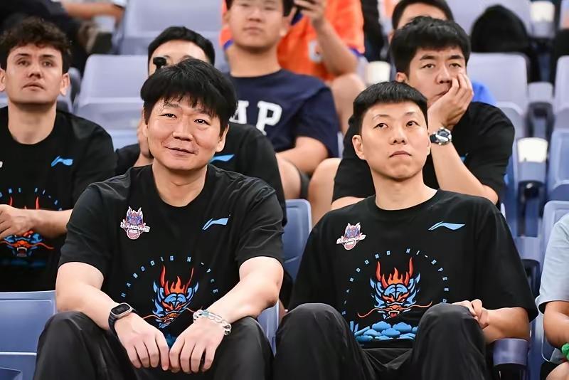 山东高速男篮要敢于豪赌！自去年以来，山东高速男篮在引援上总是小心翼翼、如履薄