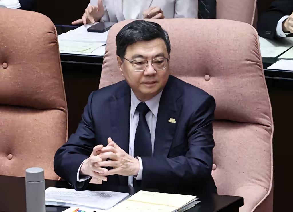 台前空军“副司令”张延廷10日召开记者会表示，所有台湾民众出入境都要经过检查，如