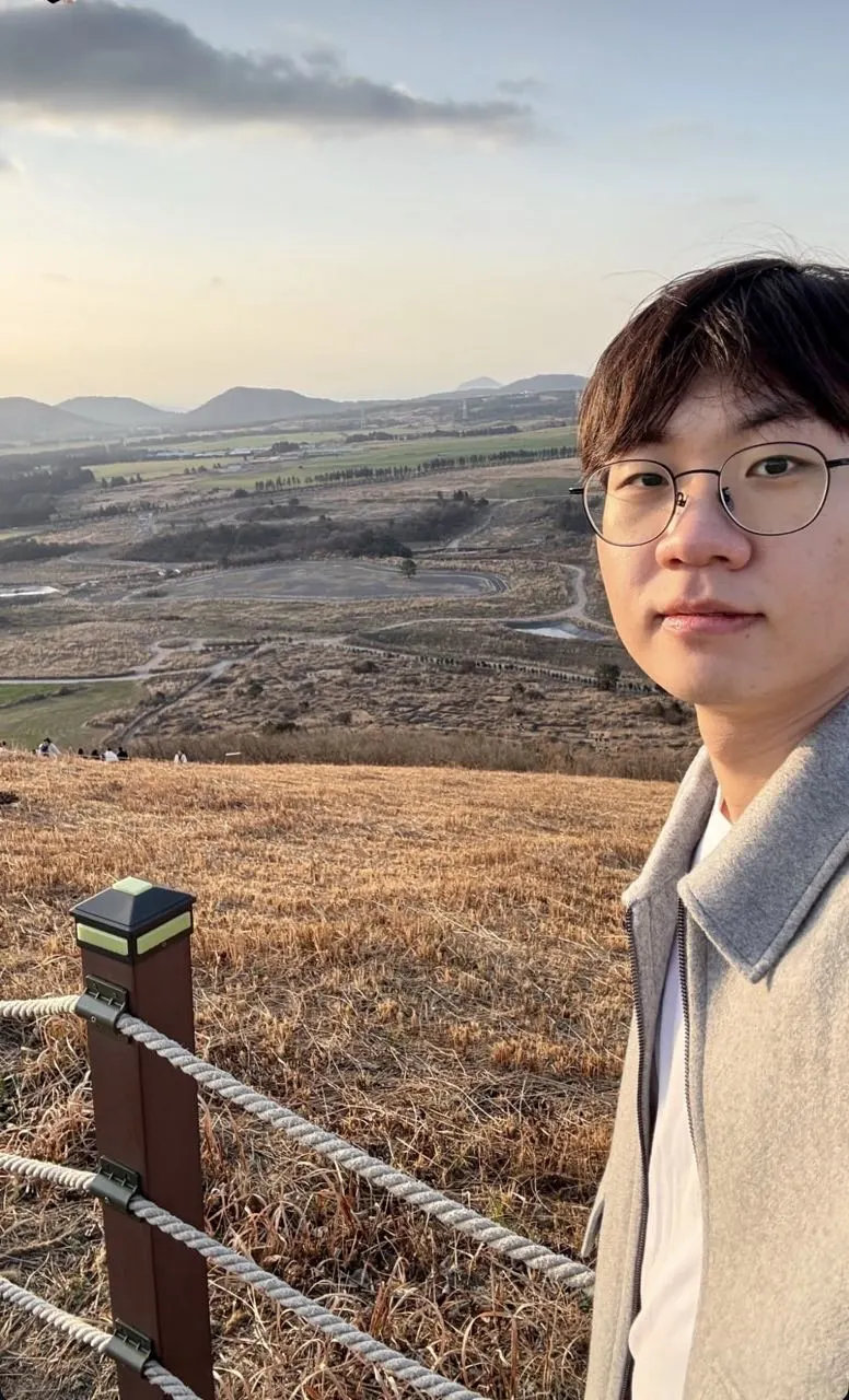 昨日T1上单Doran更新社媒动态，分享个人自拍照！说白了，T1息休息也是好的，