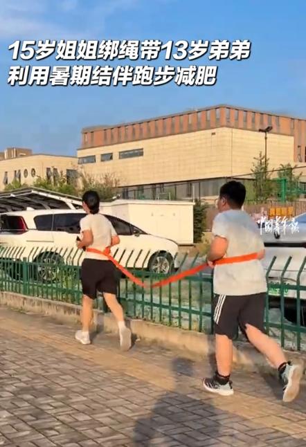 南京那个“遛弟弟”的姐姐，真是绝了。弟弟今年13岁，体重飙到138斤，整个暑假