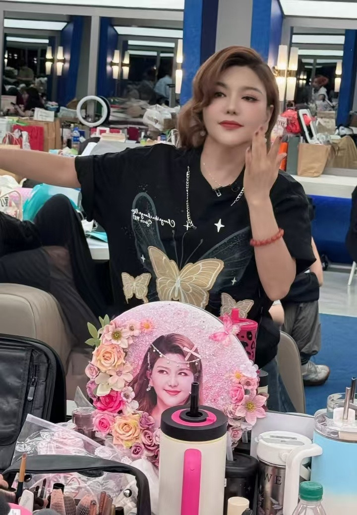 开心，小妞妞用了我们送的豹纹水杯惹好开心
