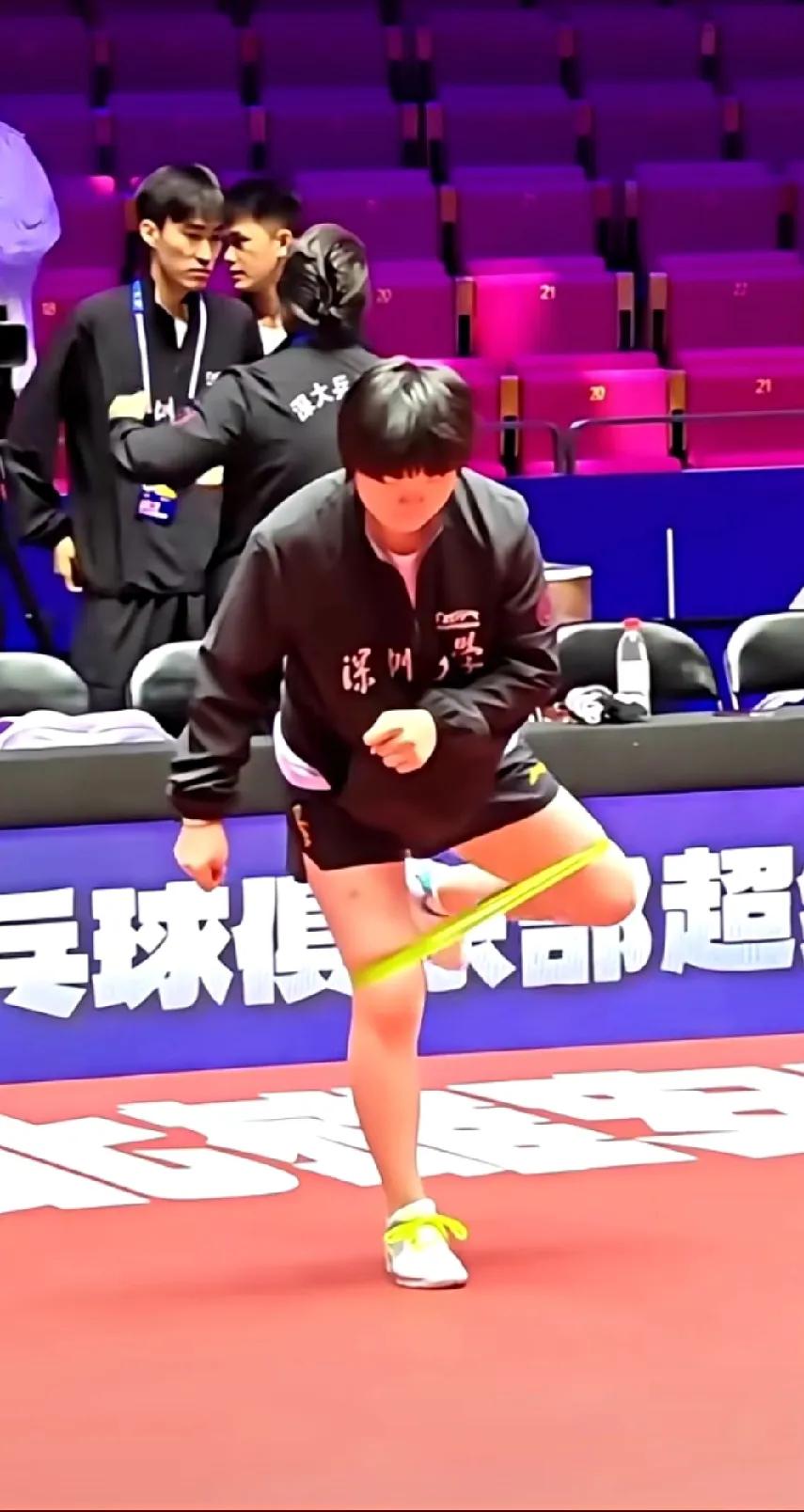 乒超赛场预热：蒯曼积极热身，莎莎暂未现身乒超联赛即将拉开战幕，赛场氛围渐浓