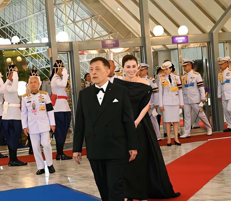 与安妮同框，苏提达的气场，终究还是逊色了几分！安妮公主，并非传统的美女，但气质