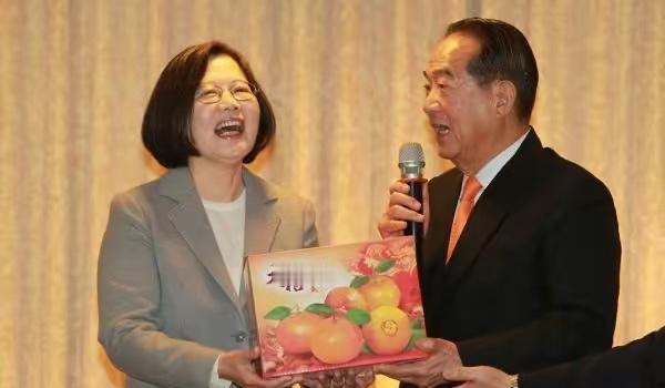 政坛“变色龙”宋楚瑜倒向绿营，橘绿合作进入实操！亲民党确定在五月二十六日，对