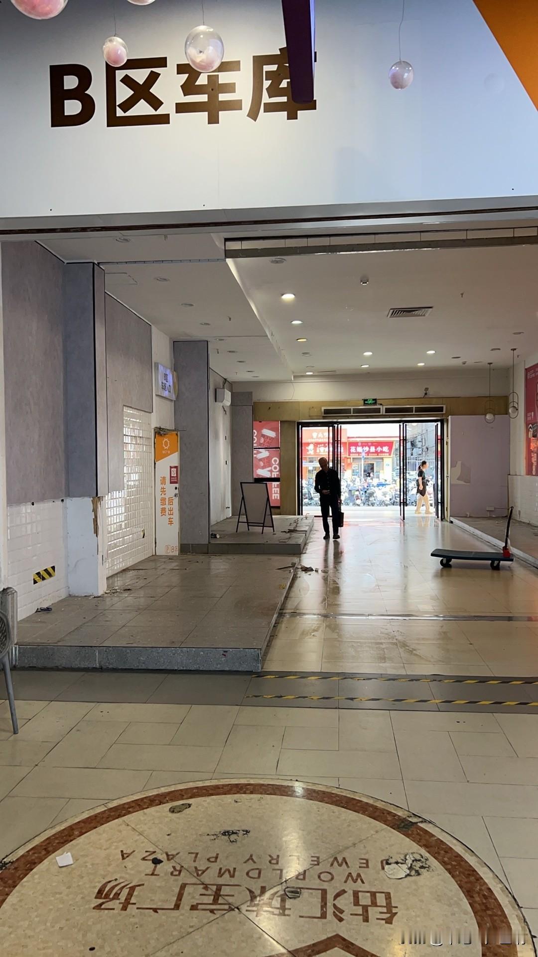 你迟早会发现，螺丝钉的工作为什么很容易废人！你可以去市场上看一下就知道，