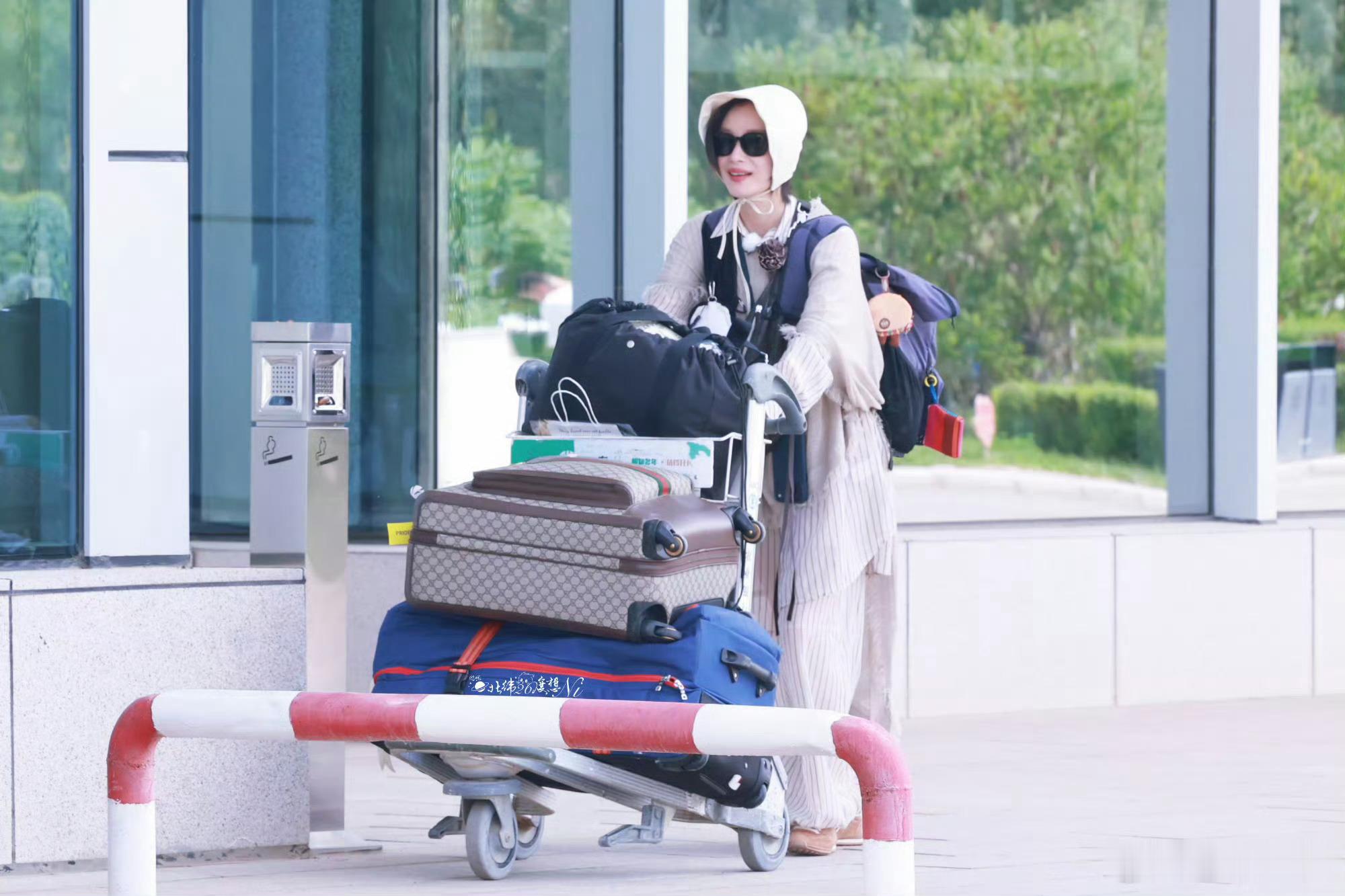 倪妮新疆向野之旅正式发车倪妮的笑容太有感染力了！合影里笑意盈盈，站在人群中最亮