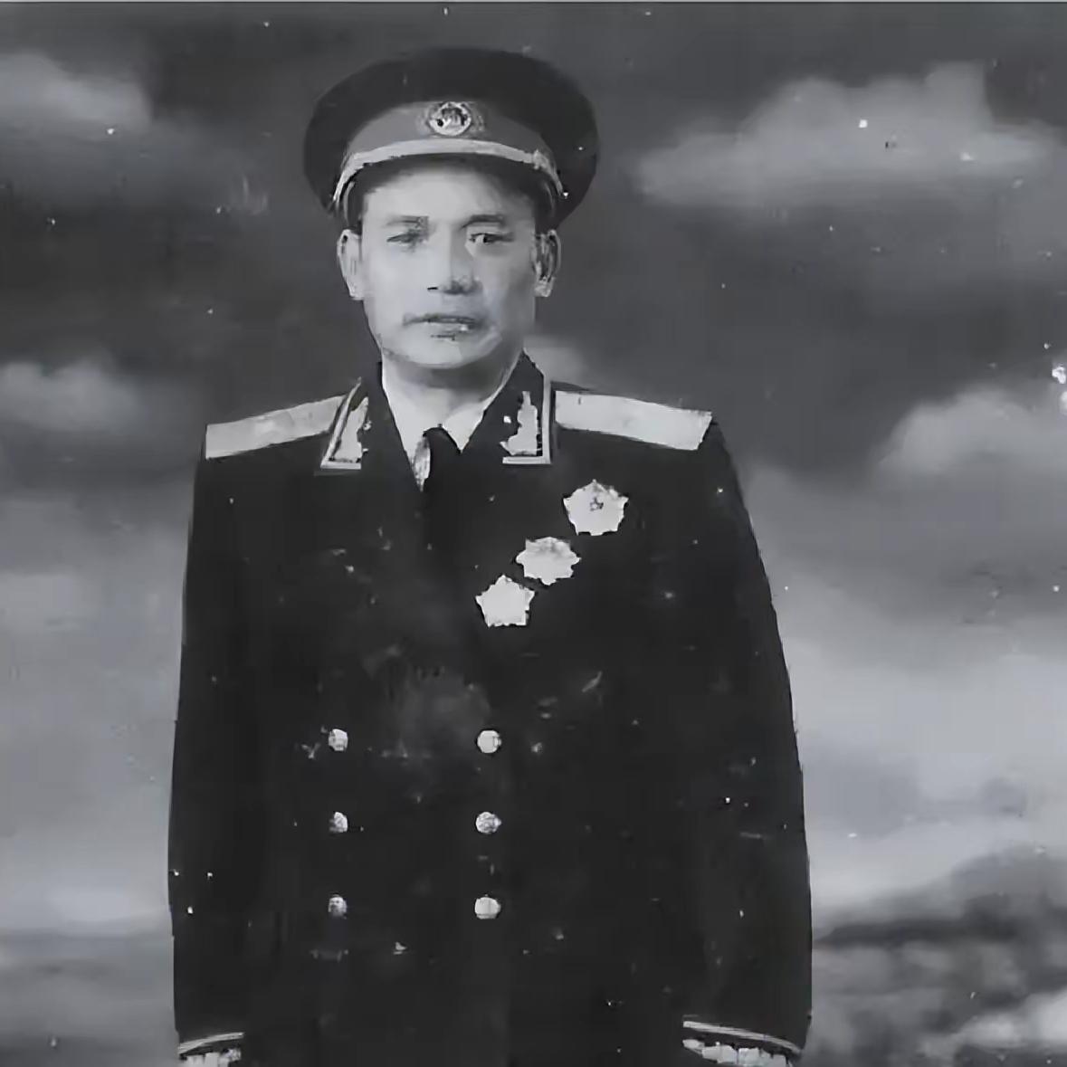 他带重礼投奔红军，但征战16年仅升半级，授衔时罗荣桓犯了难…这份“重礼”，