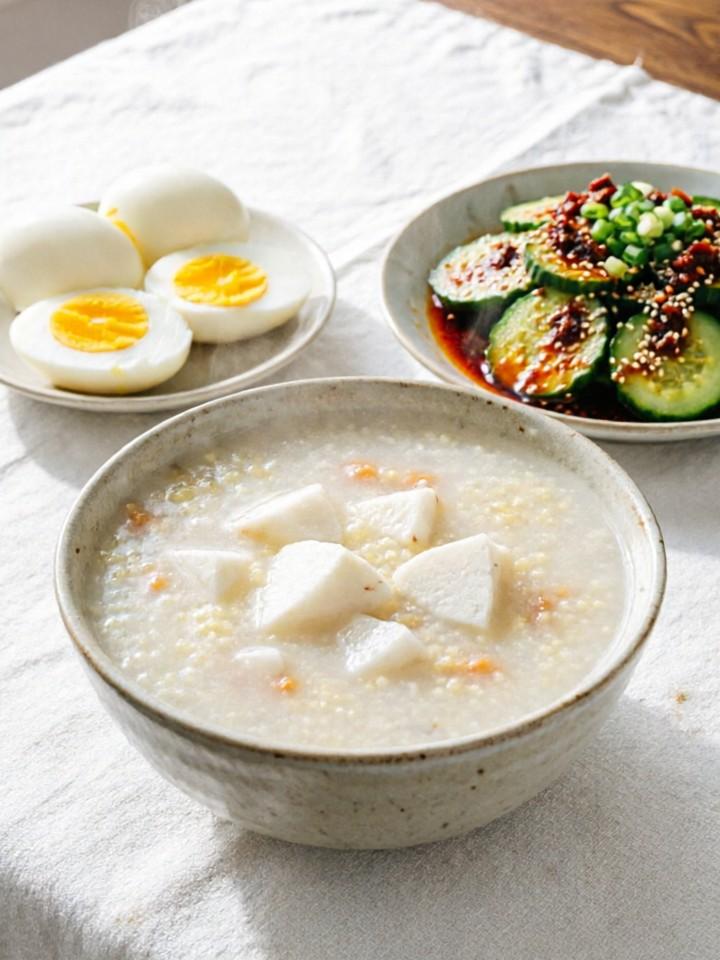 山东的叔叔阿姨们，天越来越热，夏天一动就满身汗，咱们吃饭可得讲究点，多吃素、少碰