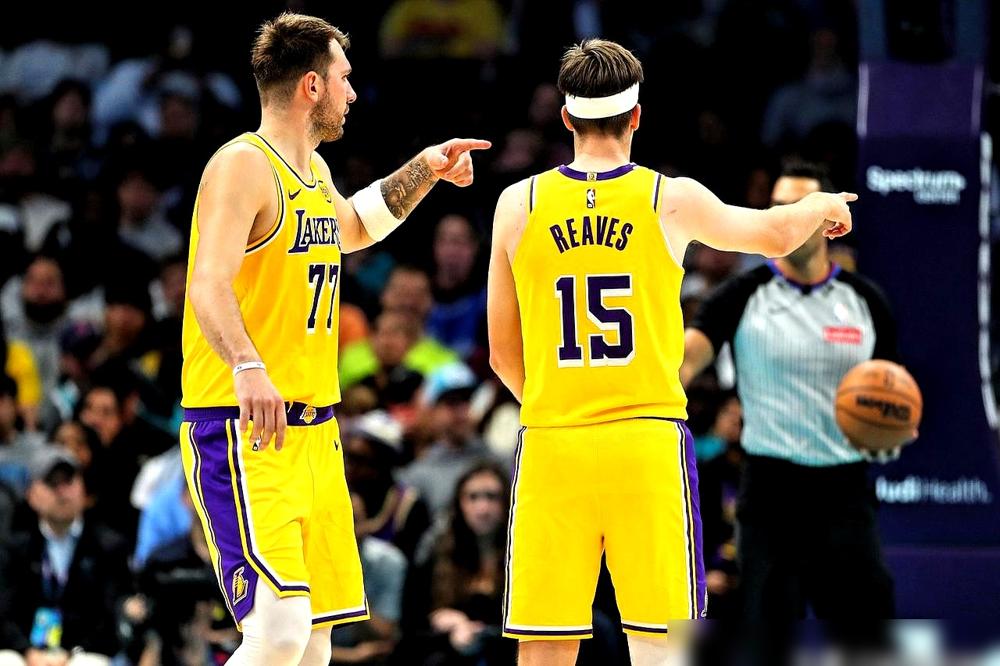 别再心疼东契奇的腿筋了。那不是伤病，那是一笔即将违约的资本赌局。二级拉伤。教