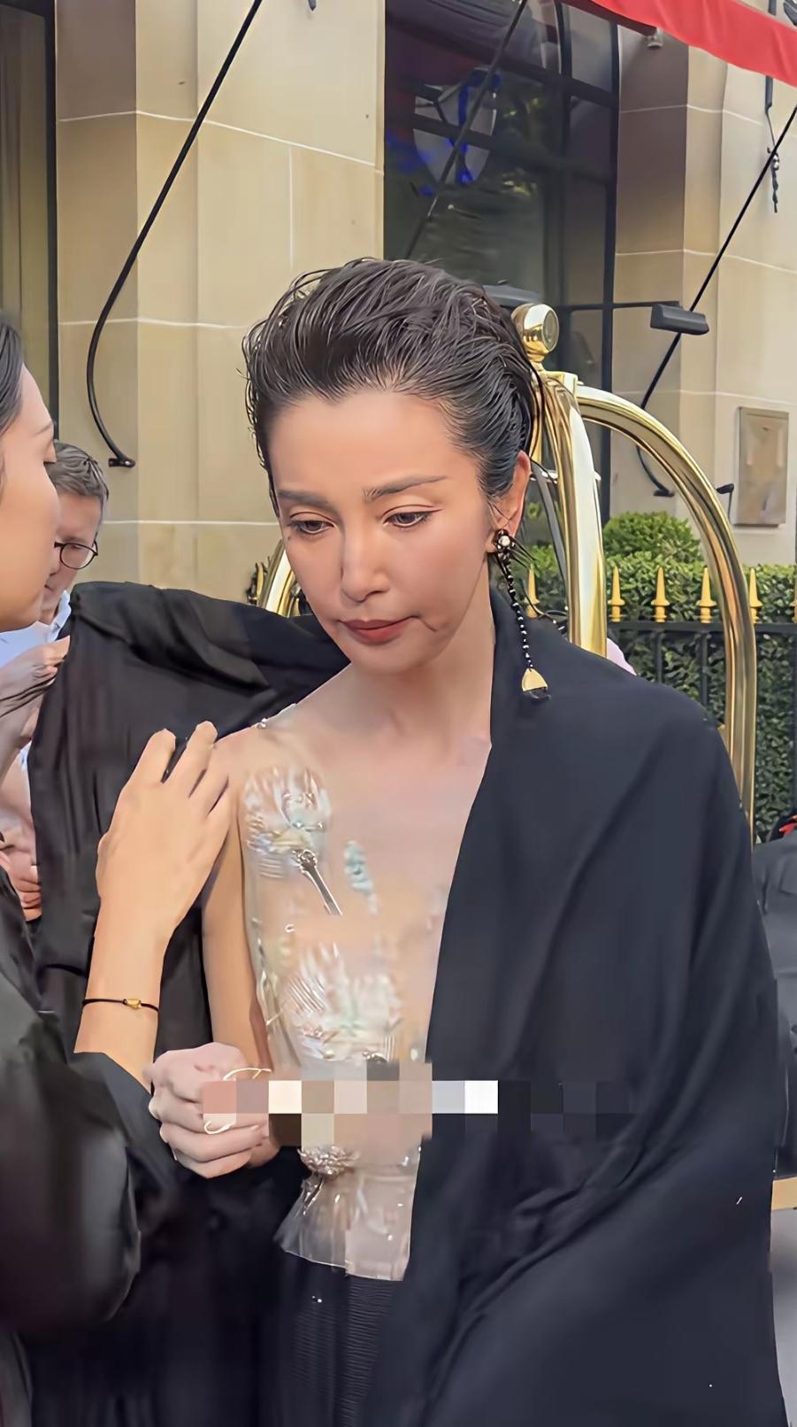 53岁李冰冰巴黎时装周生图引发热议！一身阿玛尼高定长裙，勾勒出众身材，利落大背头