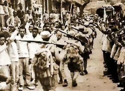 川军残兵背骨灰回川，路遇浑水袍哥劫道，老兵拿不出钱，含泪打开骨灰坛：这里装着我父