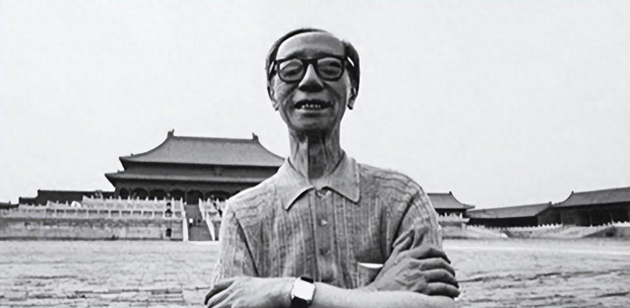 溥仪的户口本曝光了，文化程度那一栏，赫然写着俩字——初中。你没看错。就这位"初中