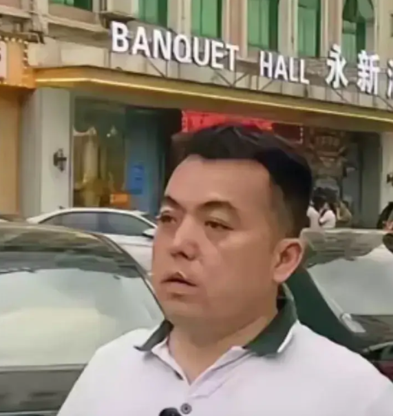 本来兄弟俩创业赚得盆满钵满，风平浪静的。柱子哥非得拿球杆砸人家车窗，还不忘添句“