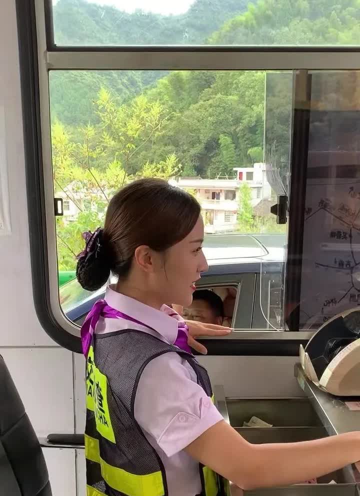 暖心的一幕！近日，在广东境内的一处高速公路收费站里，上演了一场真实版，而又令千万