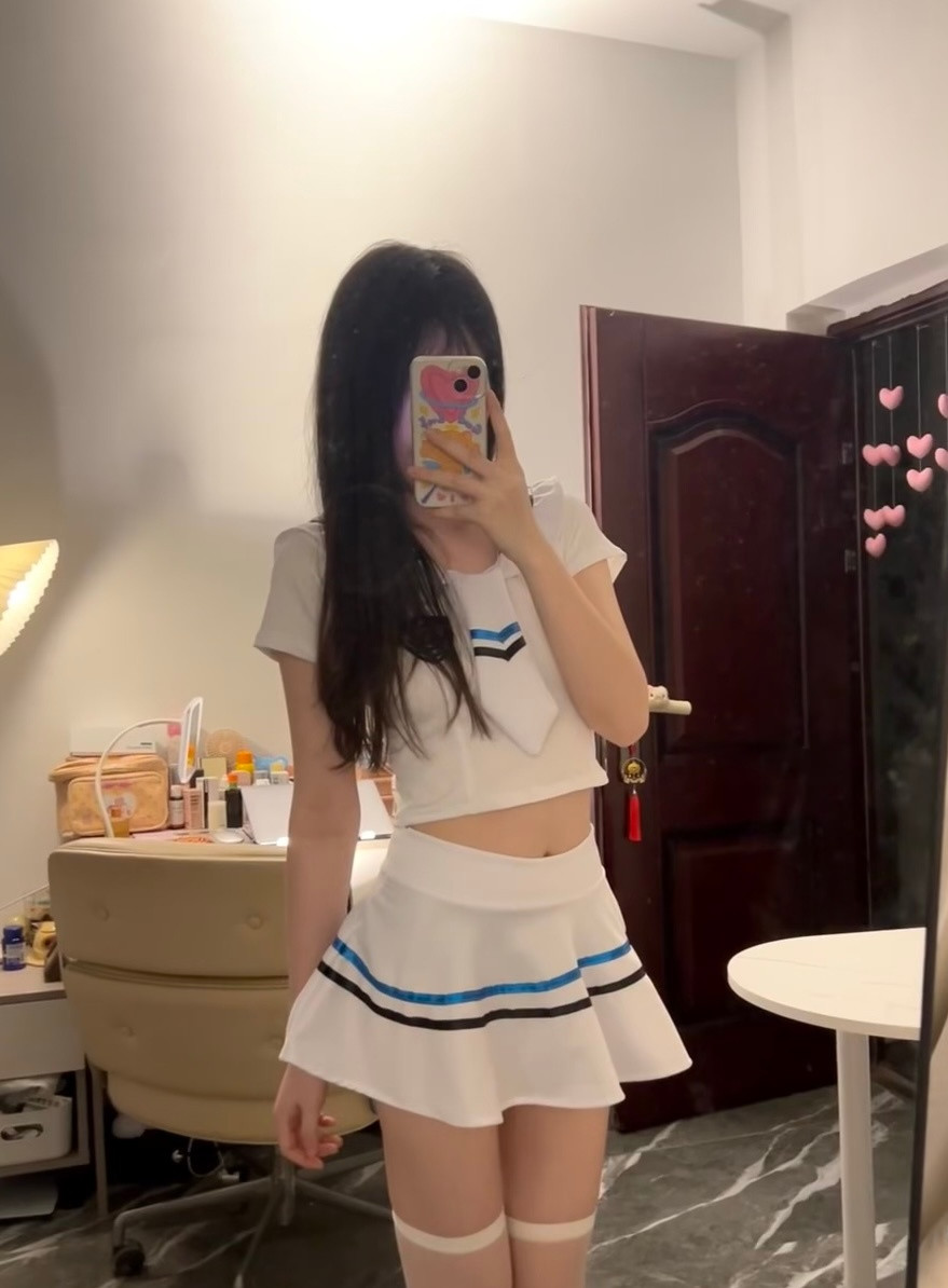 帮我选一张，哪张好看​​​