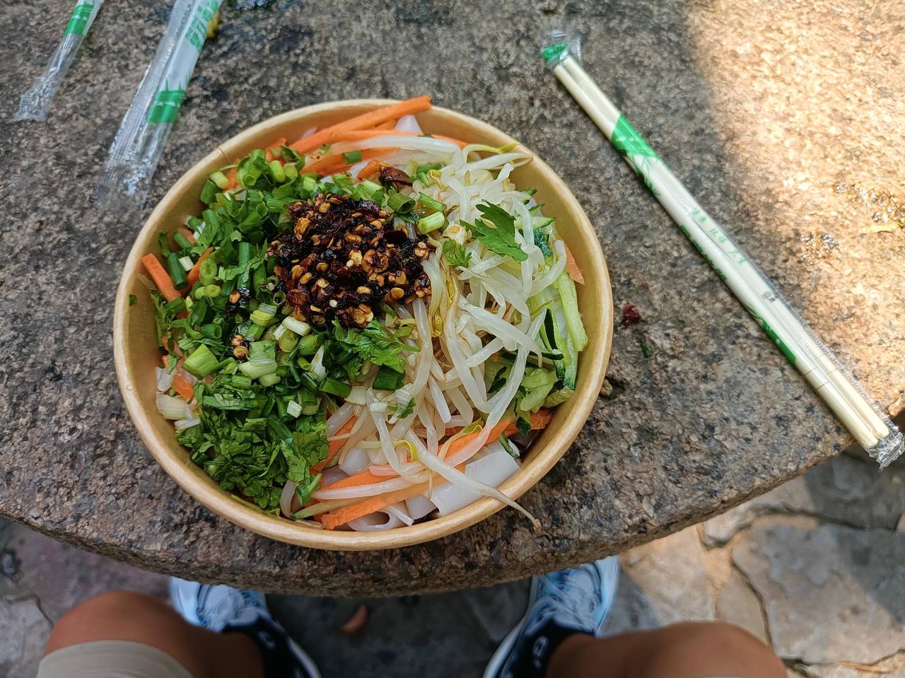 一个人穷游苏州，我算是把省钱这件事琢磨明白了：别进馆子，就吃最便宜的小吃，一天三