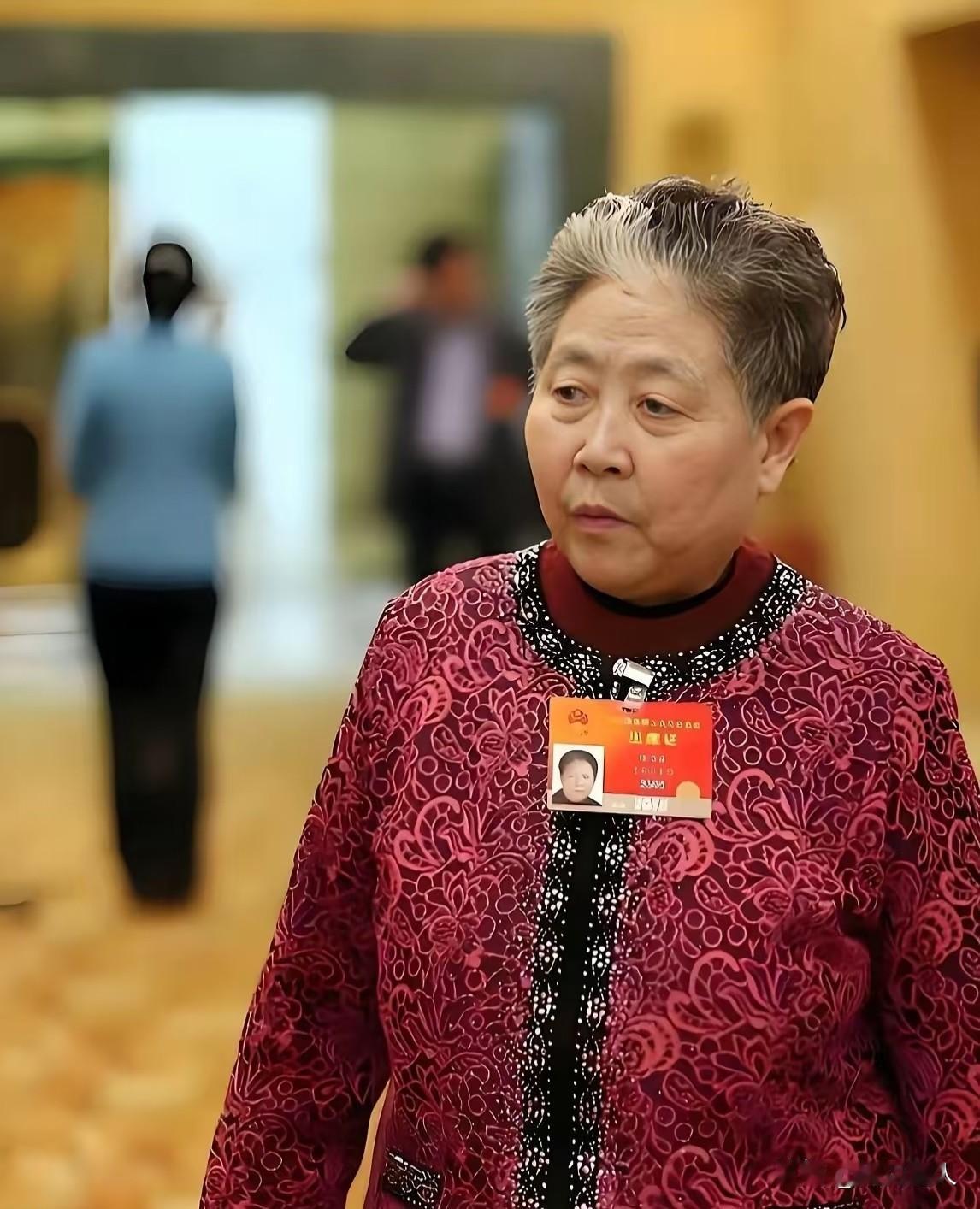 79岁的陶华碧还要亲自盯辣椒，老干妈两个儿子真顶不上？这事还得从头说。201
