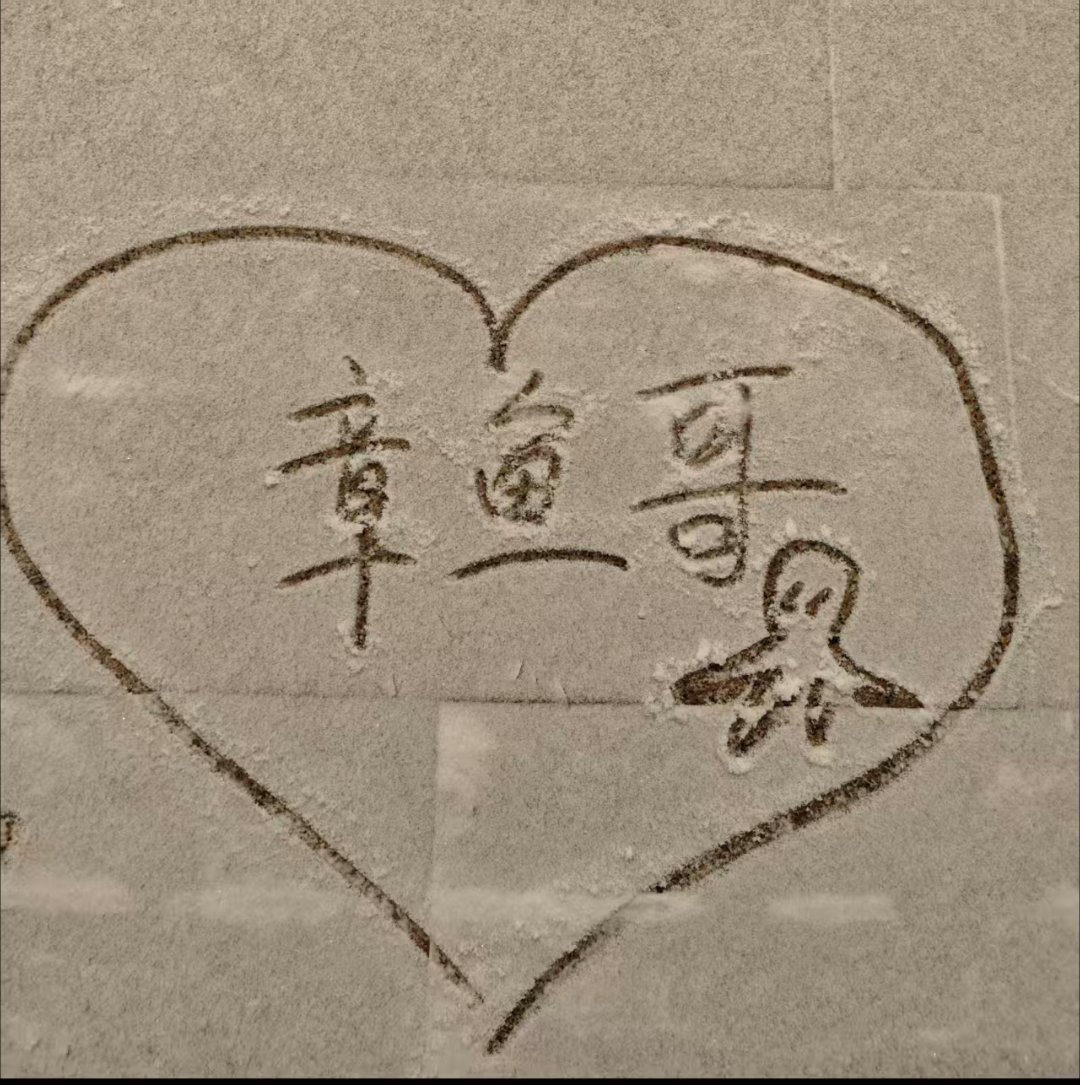 我的两个女孩好同步，章鱼哥唱起了初雪的小曲