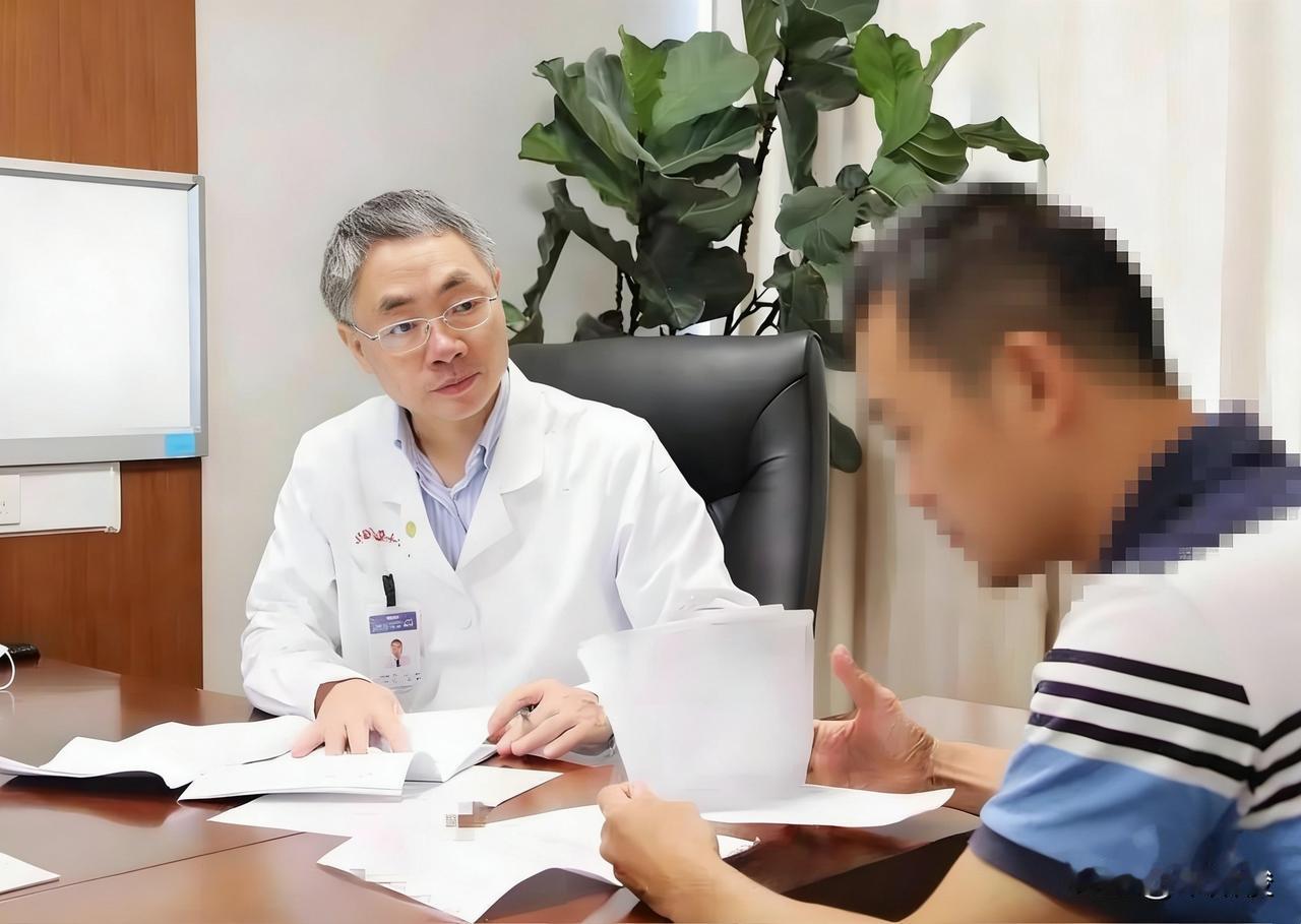 丁小强，1965年8月生，江苏常州人。复旦大学二级教授、医学博士、主任医师、博导