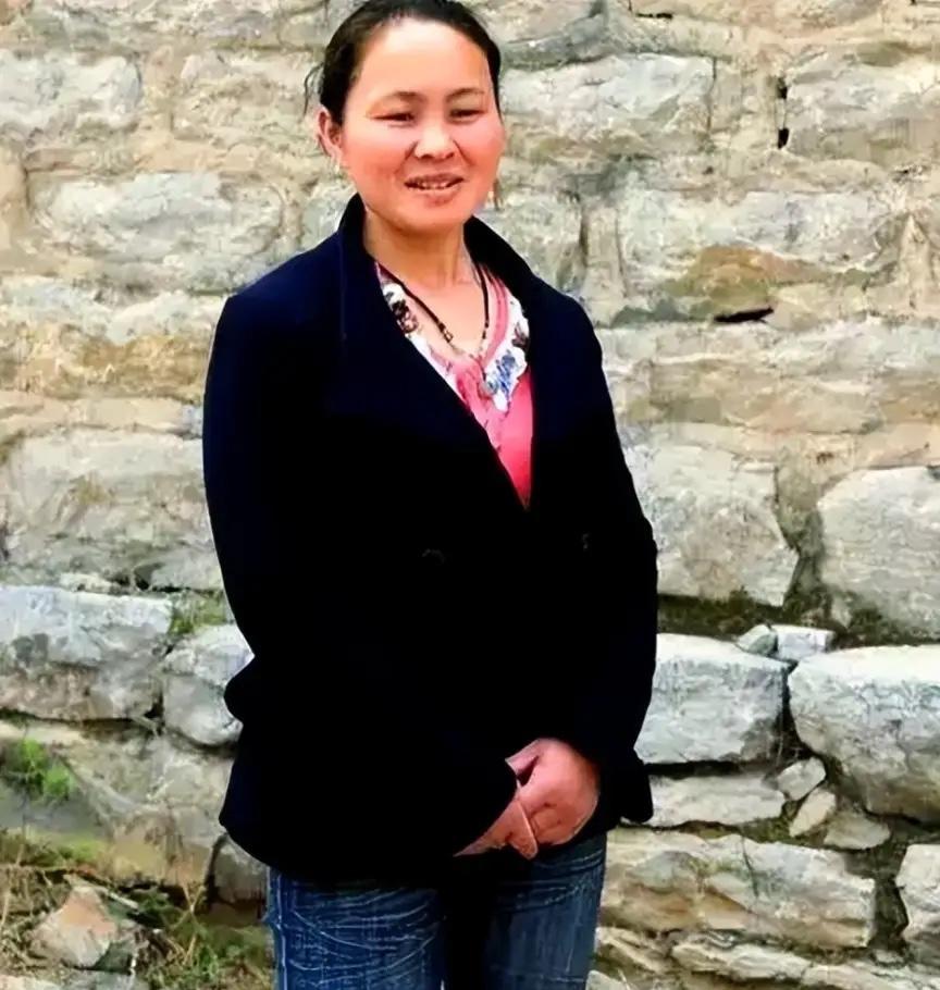 1994年，一名18岁的女孩被人贩子以2700元卖给了一位放羊人，洞房当晚，女孩