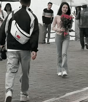 好歹追过去，加个好友啊。