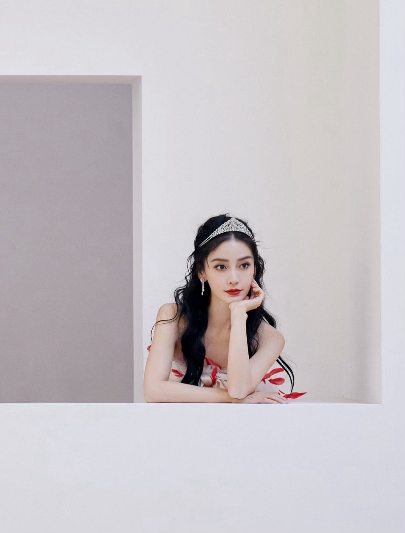 angelababy[比心]杨颖红羽落满裙摆👑戴上皇冠，是童话里走出来的公主