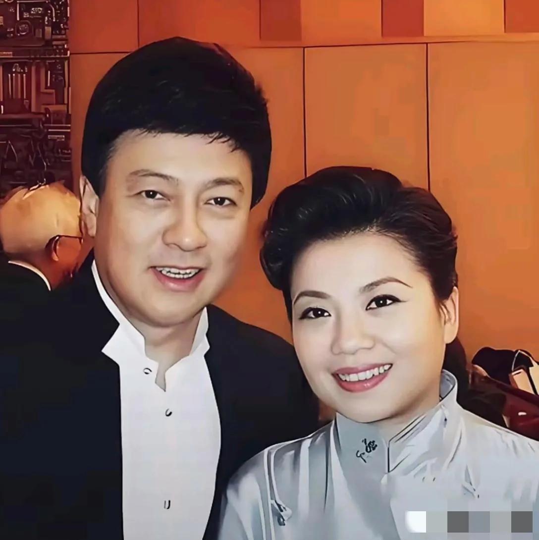 镜头中的张也柳眉杏眼，樱唇榴齿，怡颜悦色；吕继宏目若朗星，龙姿凤表，喜容绽放，两