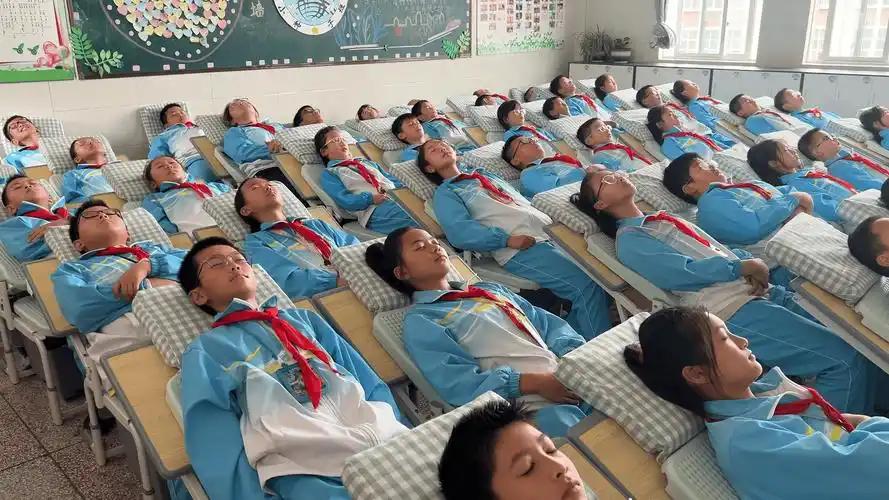 无锡多所学校实现学生午休躺睡。中小学生早出晚归。很辛苦，一般中午只能趴在课桌上休