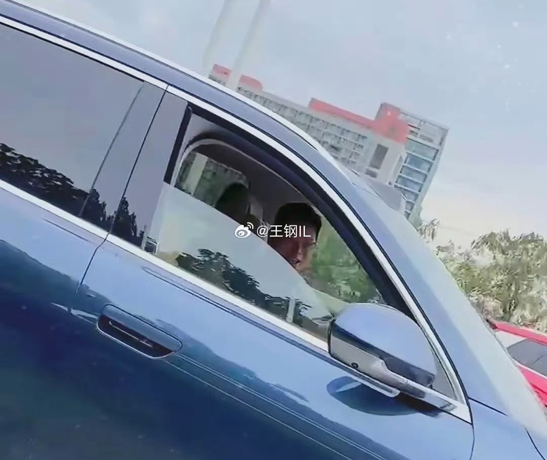 余承东开车睡觉看着这个热搜，我先是楞了一下，然后我又楞了一下！​​​