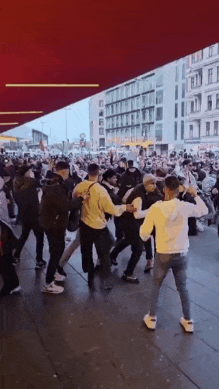 德国警方并不惧怕伊斯兰暴徒，他们直接用暴力对付那些听不懂话伊斯兰暴徒。