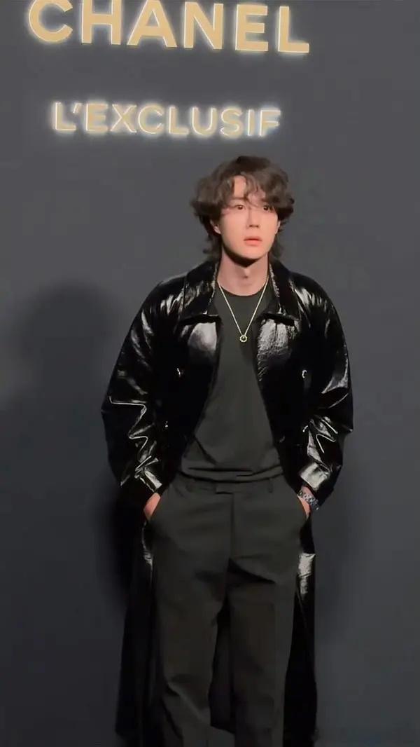 谁懂王一博这鞠躬的含金量王一博你到底要用这张脸萌晕多少人！！！！！！香奈儿活动