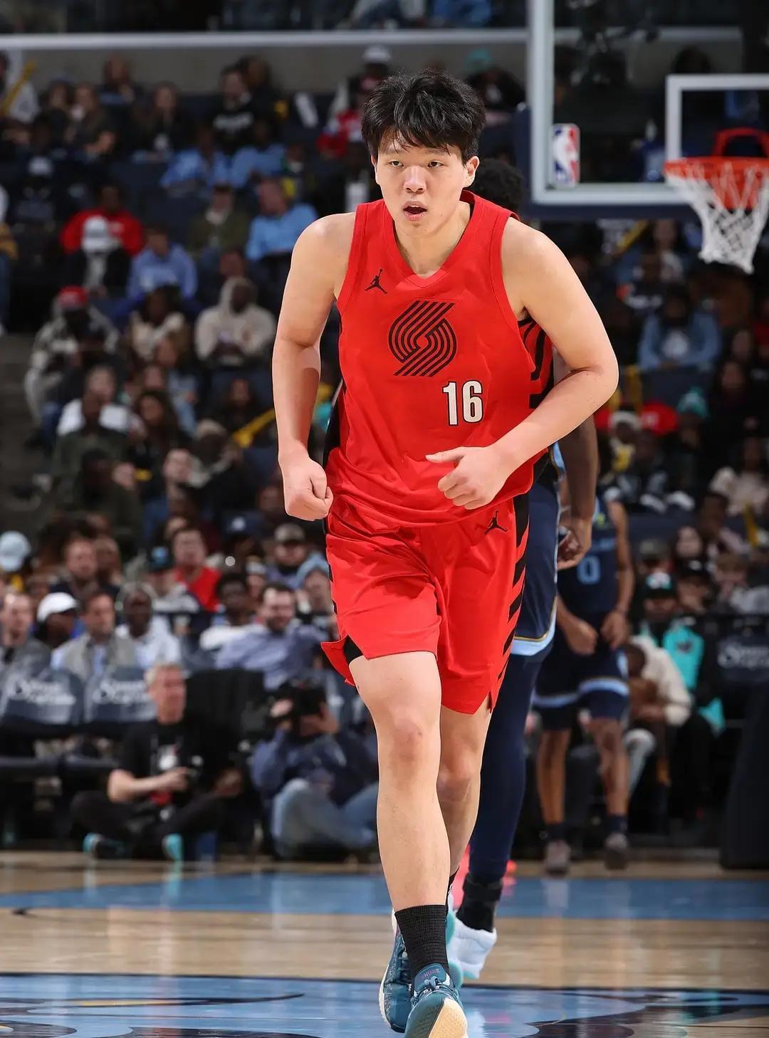 他连大名单都没进。但G联赛教练私下说：这是保护他。你看到的是他2米16的身