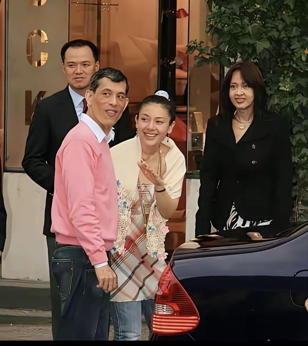 泰王一向是不苟言笑，印象中的她神情总是那么严肃。可是，曾经的泰王和西拉米在一起时