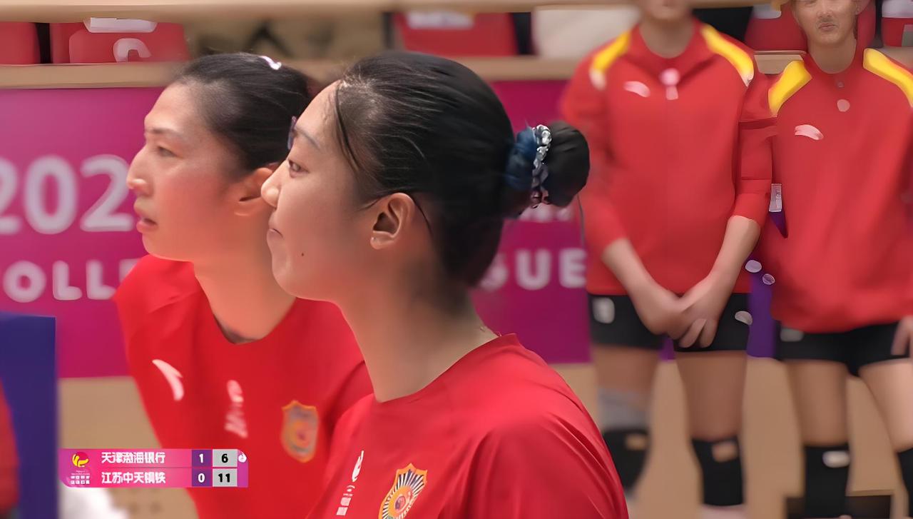 【江苏女排25-21天津大比分1:1平】第二局江苏开局6:0天津11-4逼出