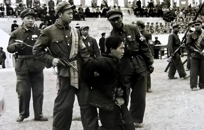 1944年，匪首宋殿元发现有个妇人颇具姿色，施暴整整一夜，还强迫她拜堂。拜把子兄