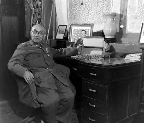 没错！这张照片，就是1949年太原城破前，阎锡山在媒体面前，用来摆pose，骗