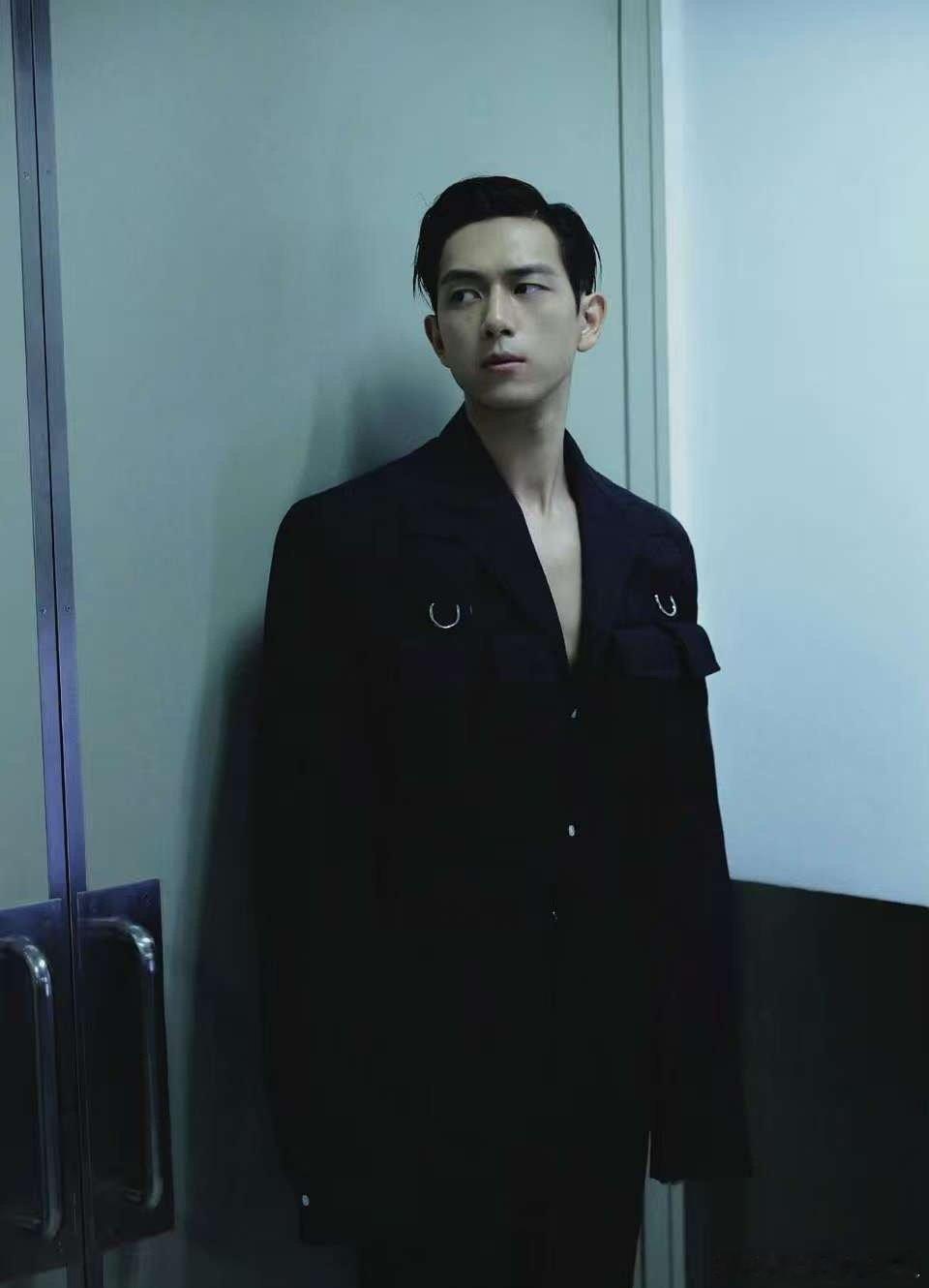 坏了这个李现是真男模终于懂为啥说他是“185纯天然雕塑”了！宽肩窄腰的线条太绝
