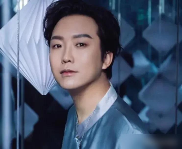 俄罗斯留学生死死抓着麦克风，盯着台上的李玉刚生硬地砸出一句话，你觉得你是贱骨头吗