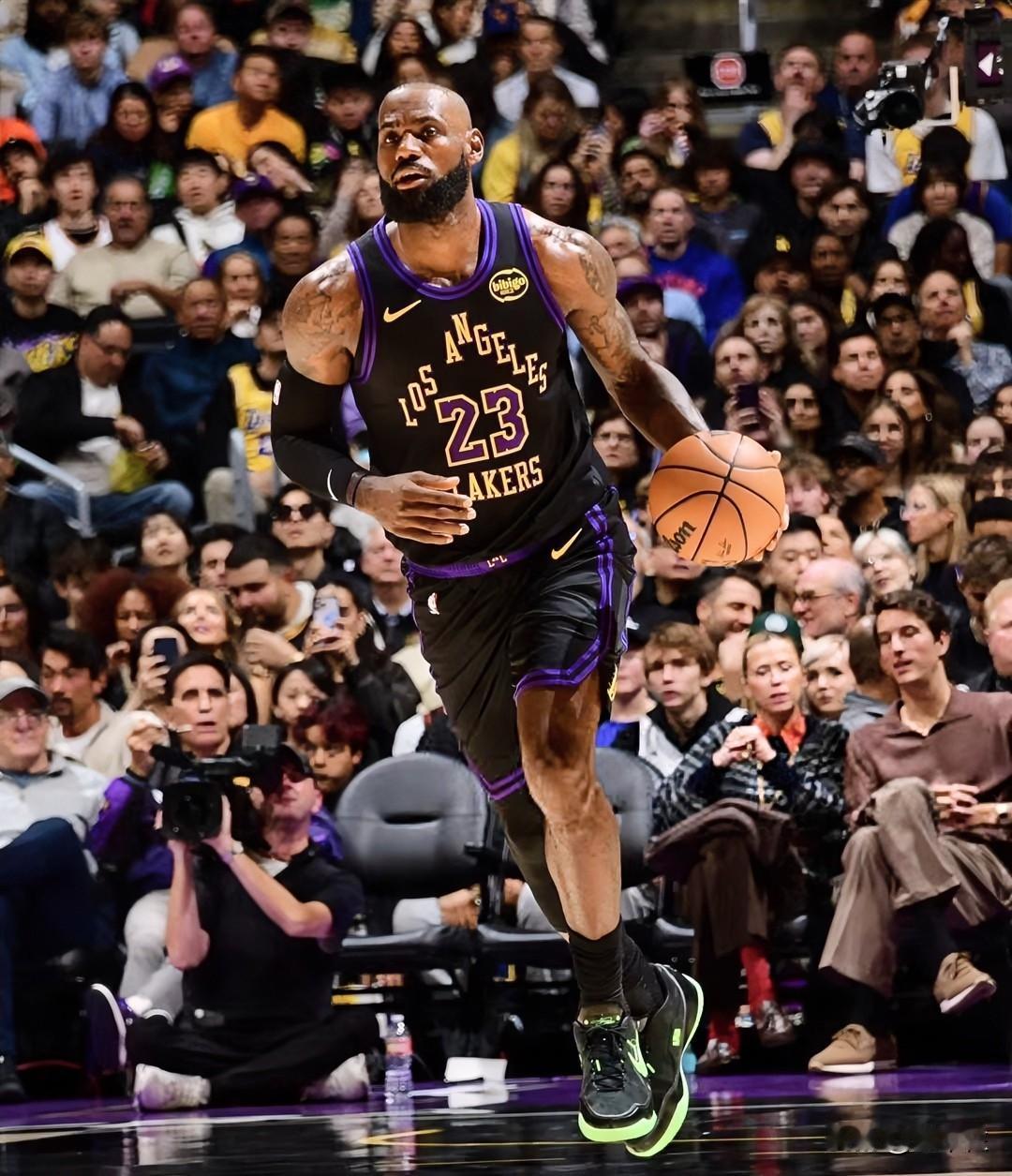 湖人惨负活塞！他们已经迫不及待想参加“生日宴”了！1，湖人整场无人退防，禁区