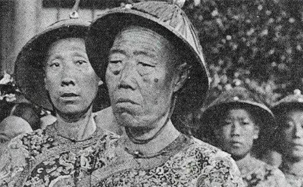 1908年冬天，73岁的李莲英跪在隆裕太后面前磕了三个响头。这位伺候了慈禧太后四