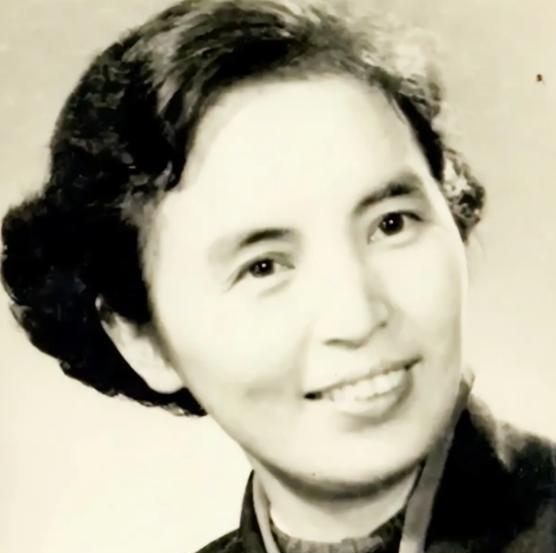 1940年，27岁的司令员叶飞准备入睡，突然警卫员拽着一位身材曼妙的姑娘，破门闯