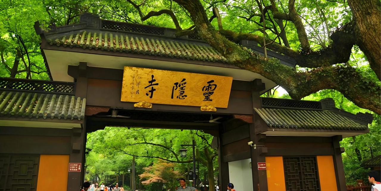 灵隐寺的芸芸众生大肚能容，容天下难容之事；笑口常开，笑世间可笑之人。杭州的灵隐