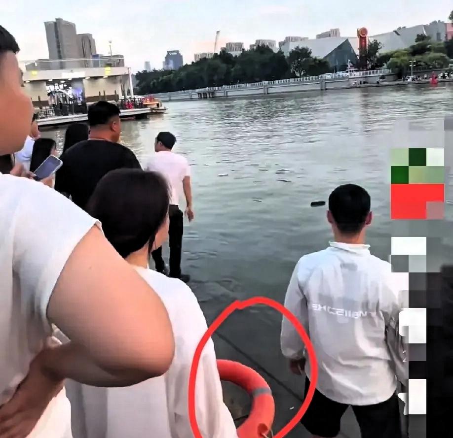 不敢看了，太绝望了。那么近的距离，眼睁睁看着母子俩沉下去，当爹的撕心裂肺喊救人，