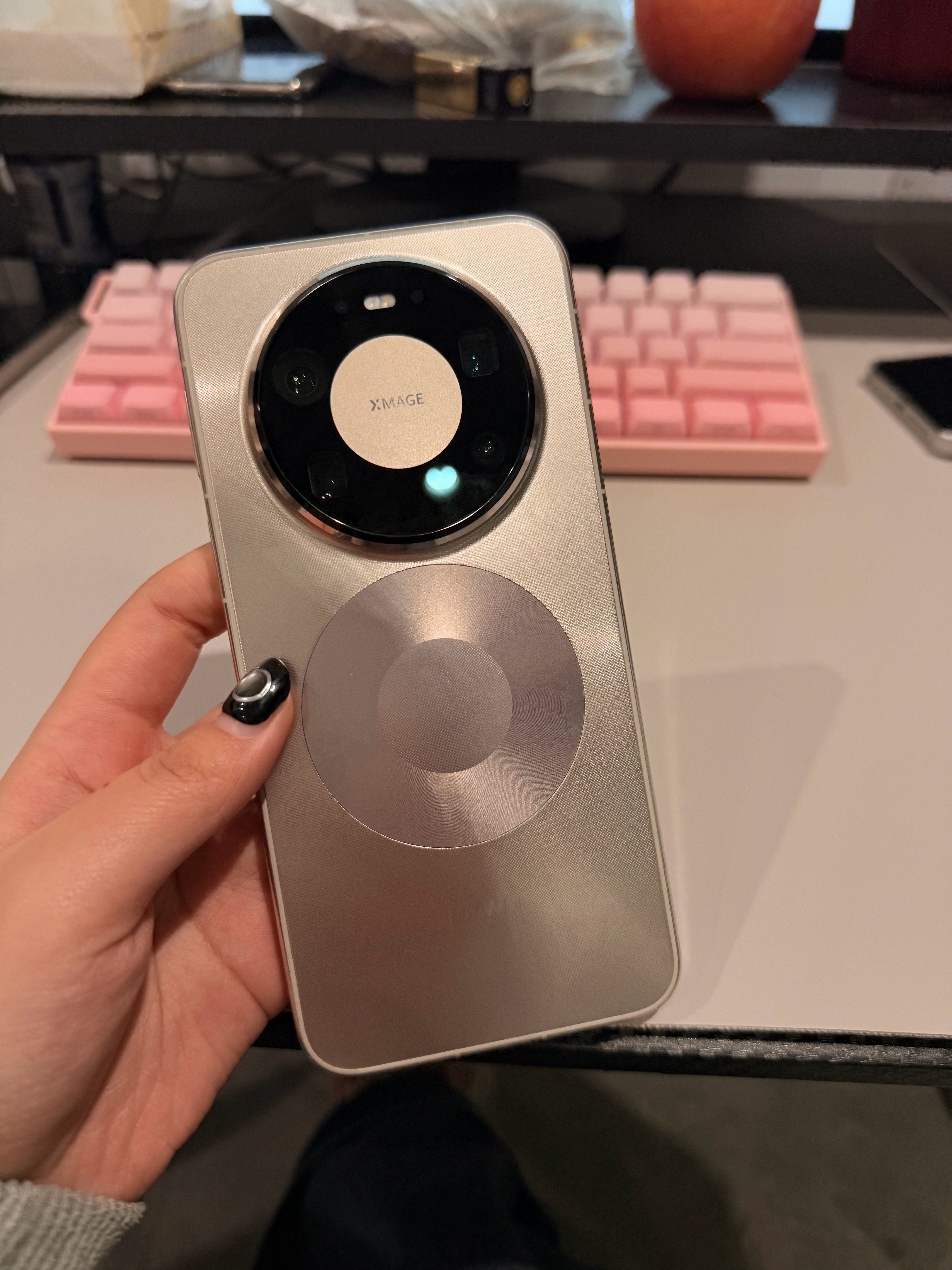 华为Mate80ProMax上手我直接怒拍八百张照片，极昼金配上全金属机身